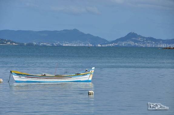 Da praia do Antenor, em Governador Celso Ramos, litoral de Santa Catarina, é possível ver, ao longe, os prédios da Av. Beira-mar, no centro de Florianópolis